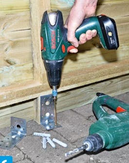 Byg selv skur skrues fast i fliser Byg selv skur fastgøres til fliser med vinkelbeslag, plugs og skruer